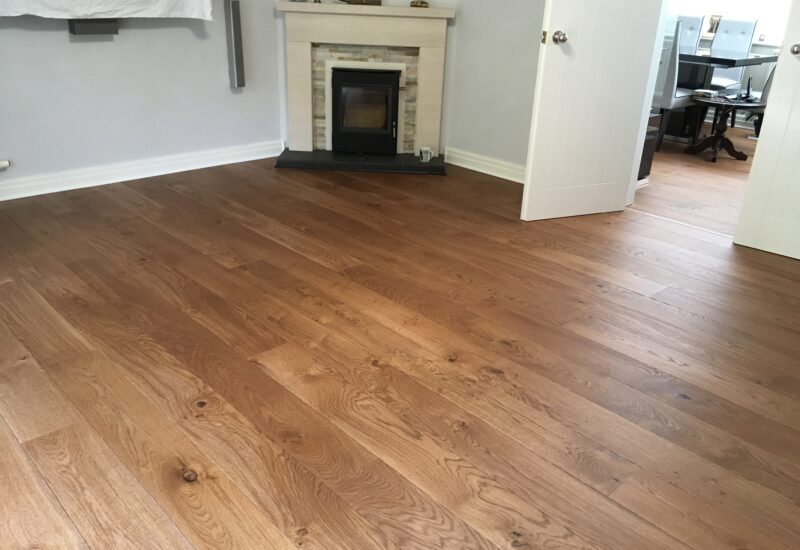 Engineered oak through a through-lounge